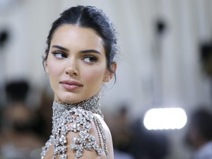 Kendall Jenner ruhája a Met gála afterpartijáról egy ikonikus hollywoodi pillanatot idézett meg