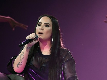 Ez ám a show! Demi Lovato harisnyatartóban enyeleg táncosaival