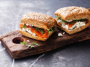 Ez a lazacos szendvics minden, csak nem unalmas!