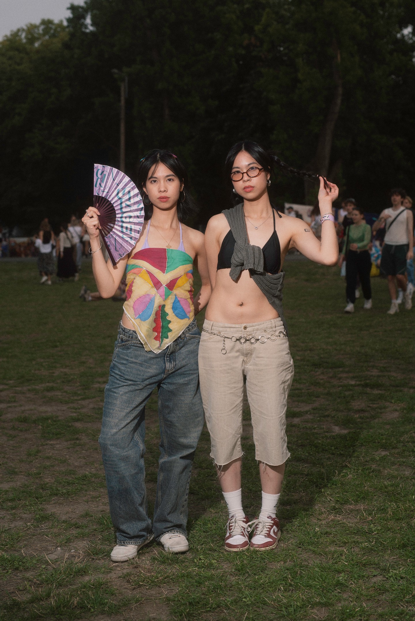 A képen látható két flány öltözéke erősen idézi a 2000-es évek elejének Y2K és fesztivál-divatját, egy minimálisan modern csavarral. Játékos, kellőképpen figyelmfelkeltő és nagyon kényelmes. 