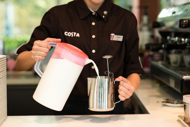 Végre! 100%-ban lebomló szívószálakra váltott a Costa