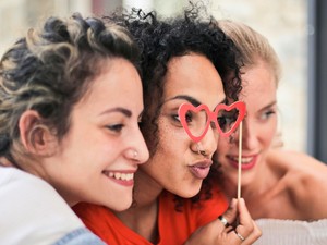 A barátság ereje: Az emberi kapcsolatok szerepe a boldogságban és az egészségben a digitális korban