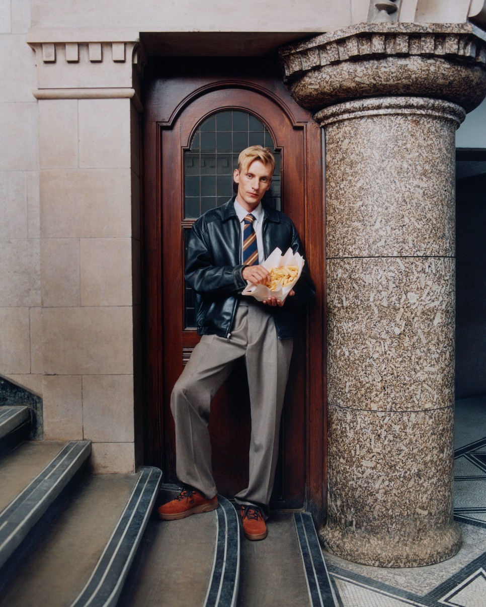 Charlie Cooper színész és író a New Balance Made in UK aktuális kollekciójában, amely a brit kézművesség örökségét ünnepli