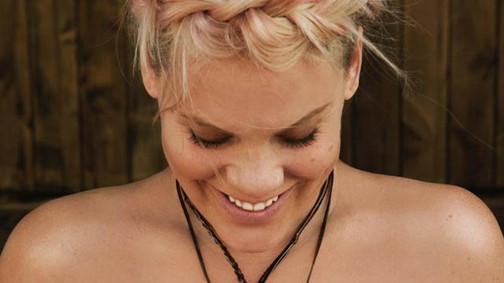 A várandós Pink cuki meztelenkedést posztolt