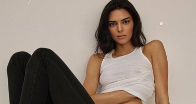 Kendall Jenner aprócska bikiniben mutogatja tökéletes alakját egy luxusjachton