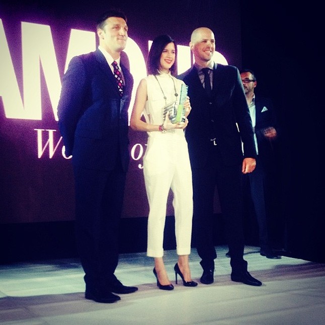 A magyar vízilabda-válogatott két tagja büszkén adta át a díjat a legjobb modellnek, Kondás Katának.