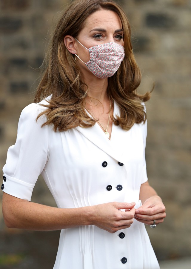 Maszkos hercegné! Angyali ruhában és virágos maszkban jótékonykodott Kate Middleton