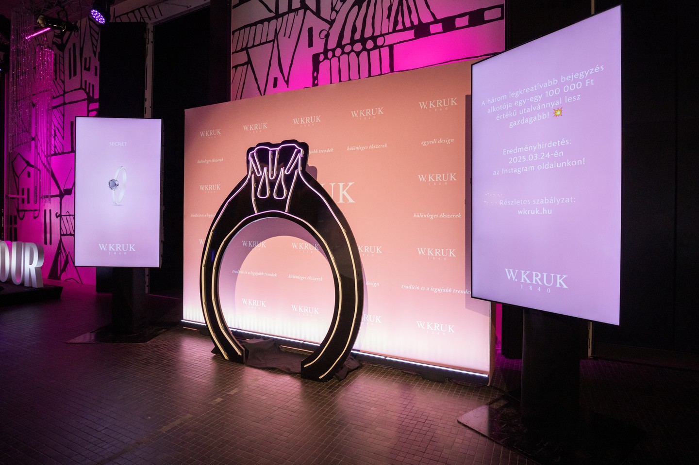 Az este folyamán a W.KRUK ékszermárka standjánál is érdemes volt egy fotó erejéig megállni. A szerencséseket extra ajándékokat és vásárlási utalványokat nyerhettek