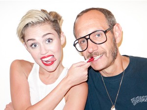 Miley Cyrus sír, meztelenkedik, kalapácsot nyalogat és egy vasgömbön hintázik új klipjében