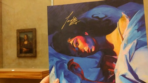 Neee! Lorde rajongója kiállította a Louvre-ban az énekesnő lemezét