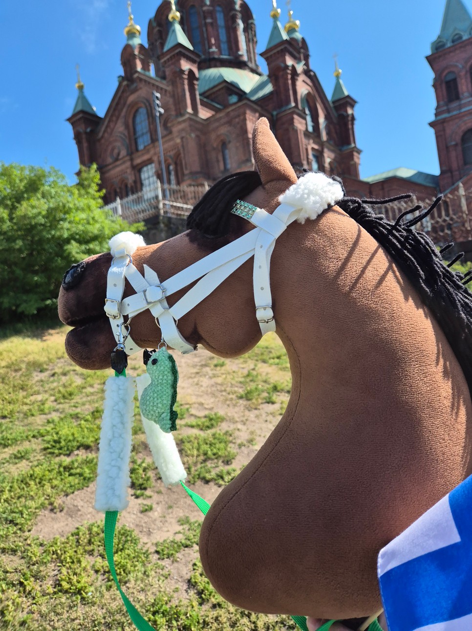 Apolló nemcsak egy plüss ló – Míra számára igazi társ; sokat utaznak együtt, és szinte elválaszthatatlanok.