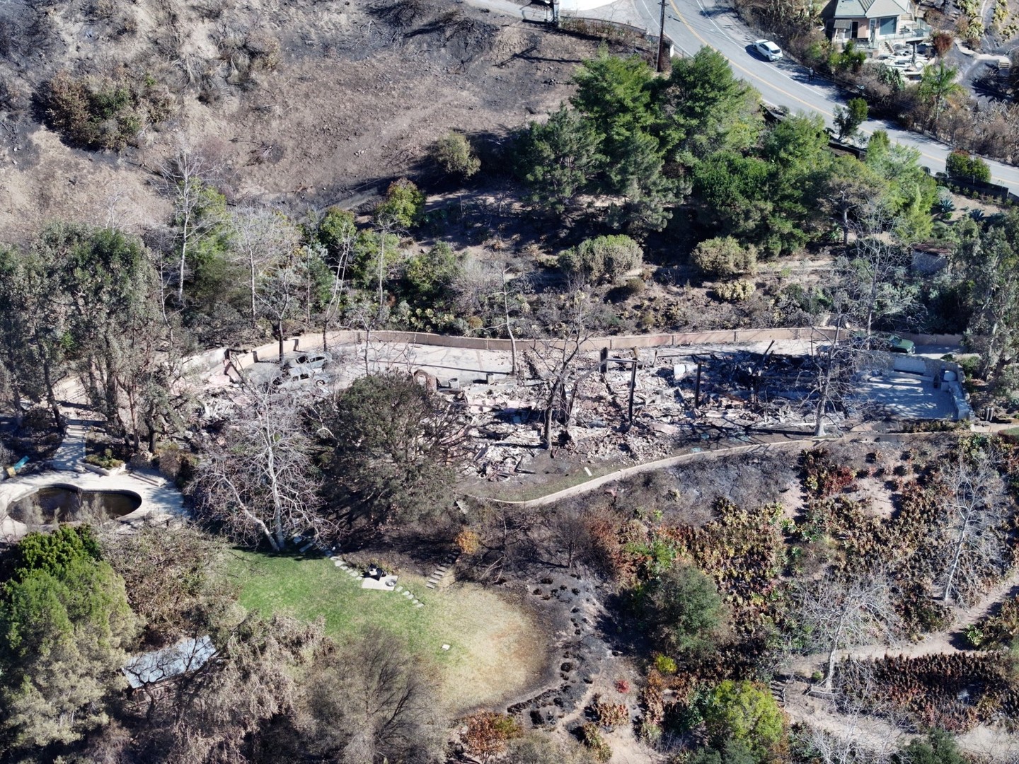 Mel Gibson malibui otthona is a földdel vált egyenlővé - ezen a légi felvételen jól látható a tűz pusztítása. 