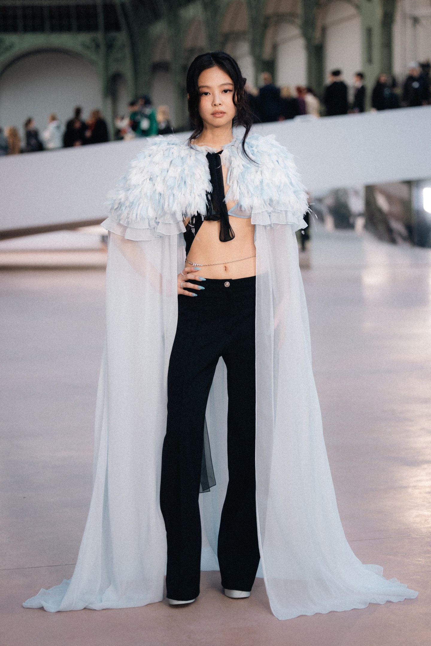 Jennie, dél-koreai énekesnő még Kylie-nál is merészebb szettet vállalt be: világoskék melltartóját csupán egy áttetsző, világoskék köpennyel takarta el. 