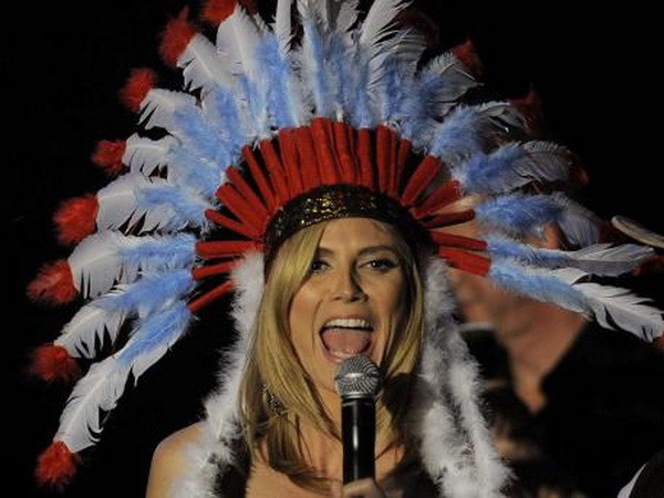 Heidi ha kell, énekel is - ennek az UNICEF rendezvénynek a bevételeit afrikai iskolák támogatására költötték.