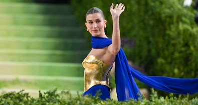 Hailey Bieber brutális hasizmot villantott, csak ámulunk, milyen bomba formában van Justin Bieber felesége