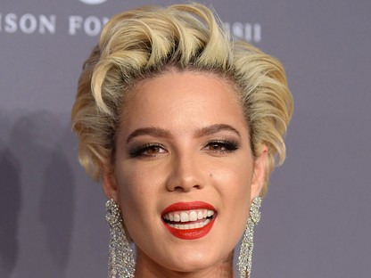 Úgy villantott combot, hogy közben mindenki a tangáját bámulta