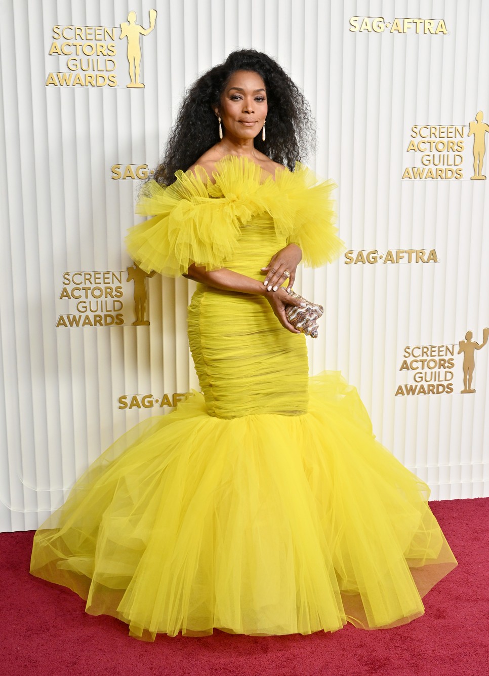 Angela Bassett Giambattista Valli couture-ban a SAG gála vörös szőnyegén