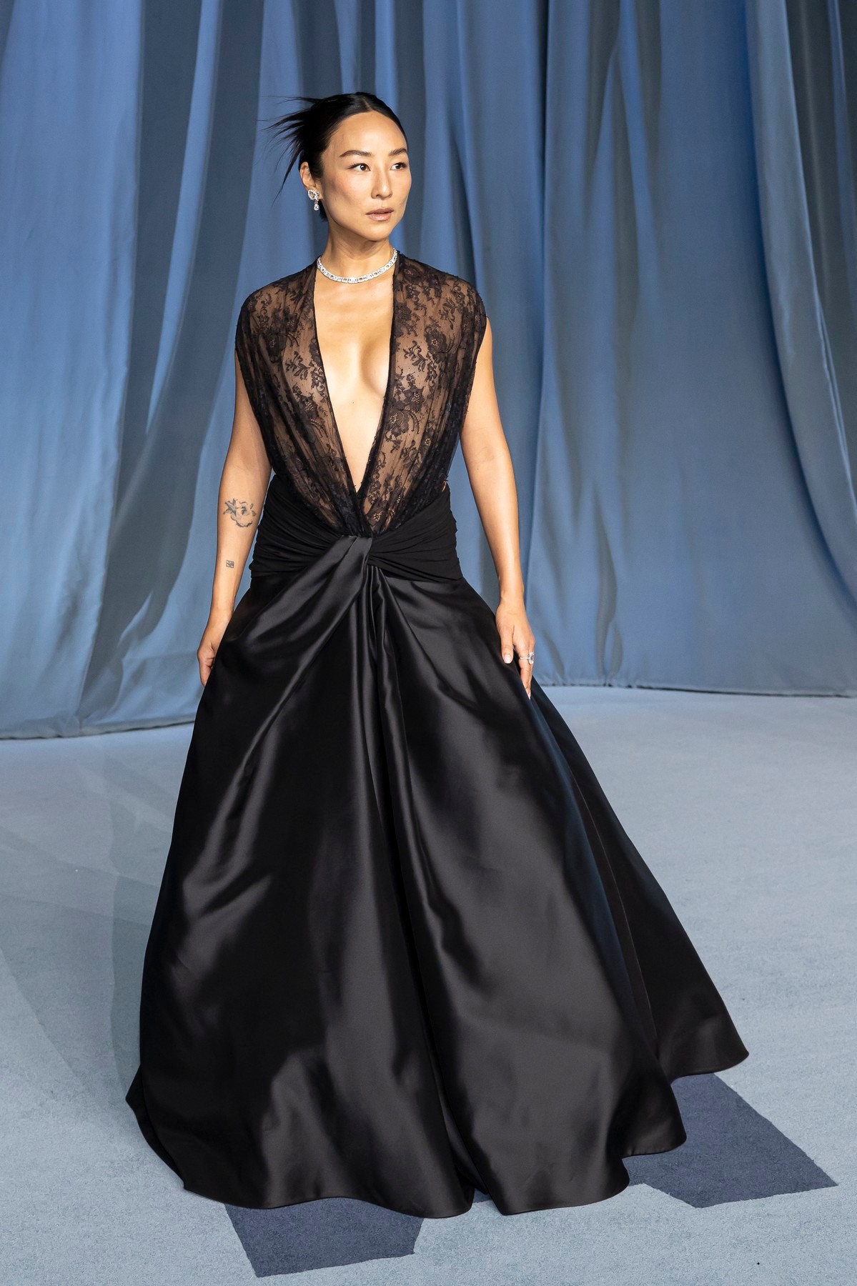 Greta Lee mélyen dekoltált, csipkés Dior ruhája a gála egyik legmeztelenebb darabja volt. 