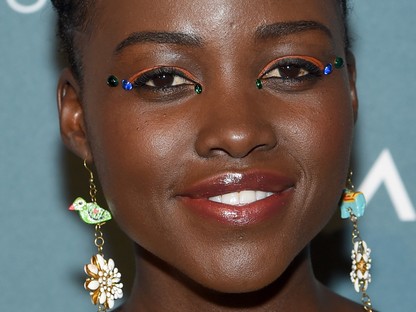 Lupita Nyong`o egzotikus sminkjét most rögtön el kell lesned
