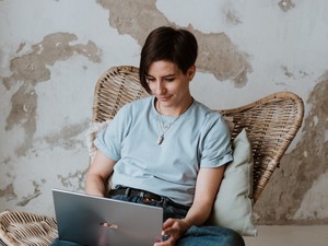 Lazaságból ötös! Barka egy kényelmes szettet választott magának a hét utolsó munkanapjára