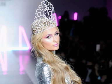 Paris Hilton visszatért, sőt cicit mutatott