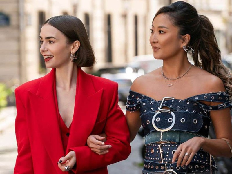 Az Emily Párizsban legújabb évada pikánsabb, mint gondolnád, csak úgy hemzseg a káprázatosan szép fehérneműktől