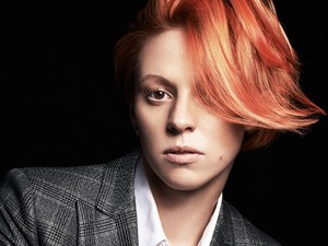 Minden csúfolt fiús és vörös lány hőse: Elly Jackson, a La Roux énekesnője