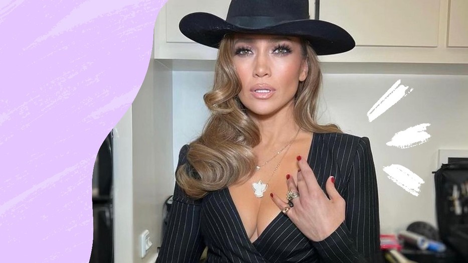 Jennifer Lopez Ralph Lauren szettjét csodás hullámokkal és letisztult, bordó körmökkel egészítette ki