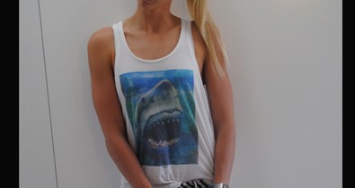 Cáparuha? Ugyan! Verrasztó Evelyn kedvenc pólójában kezdi a hetet