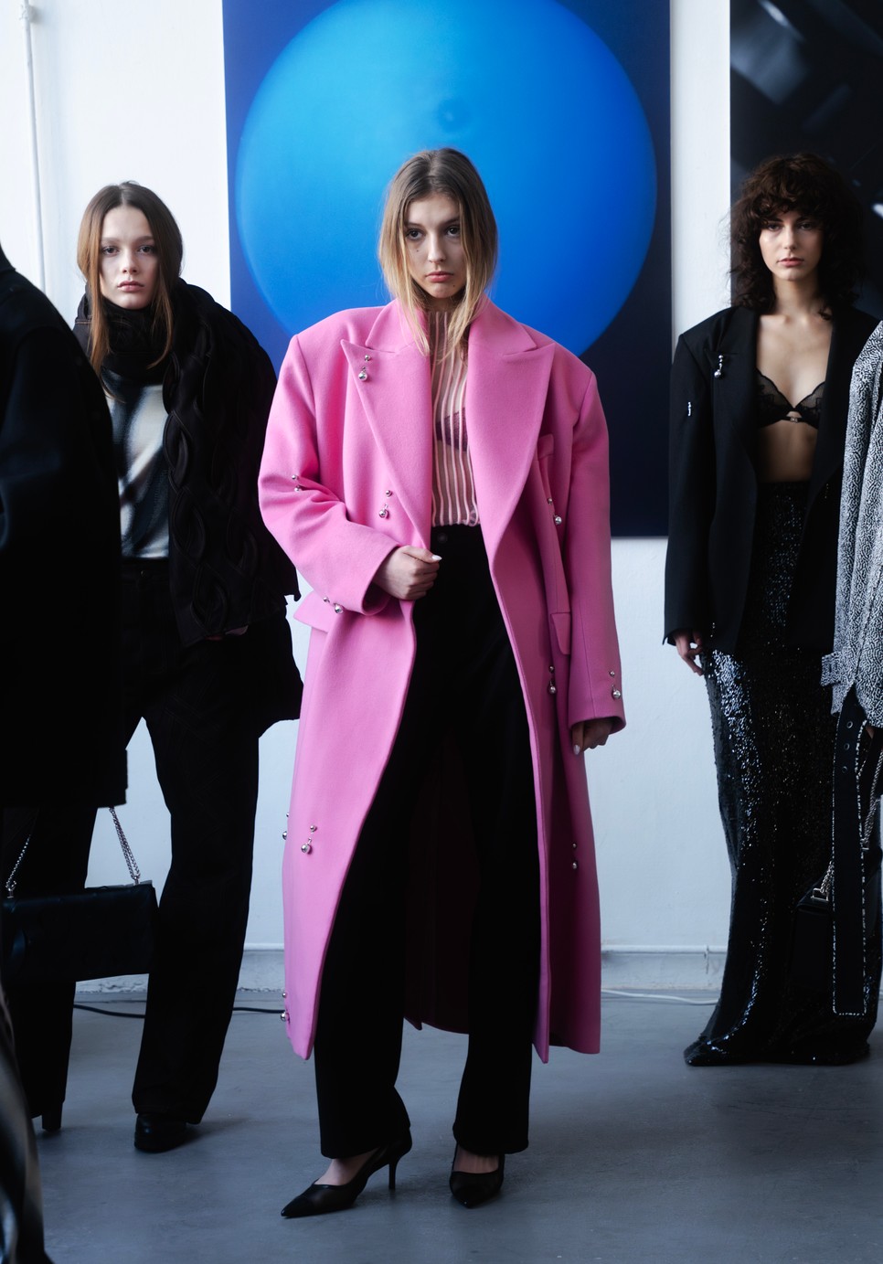 A látható Triumph melltartó nem provokáció, hanem tudatos divatállítás – rétegezd bátran zakóval vagy nyári blúzzal a stílusos hatásért