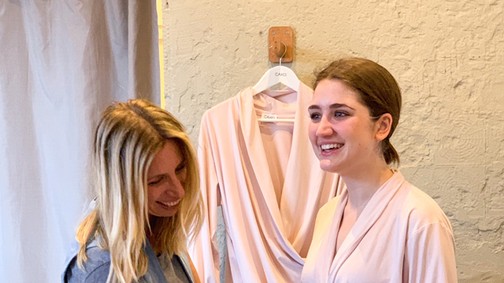 Őrületesen menő kabátot vett fel Cakó Kinga, ráadásul ő tervezte