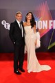 2021 - Amal Clooney a londoni filmfesztiválon a régi hollywoodi pompához tért vissza, egy pánt nélküli flitteres Arlington darabban, kiegészítve azt egy tollas boával. A ruhát tökéletes stílusban díszítették a gyémánt fülbevalók, az oldalra formázott fürtök és a klasszikus vörös ajkak.