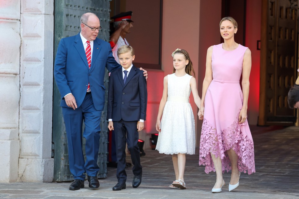 A monacói hercegi család: Albert herceg, Jaques herceg, Gabriella hercegnő és Charlène hercegné