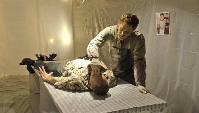 Dexter: Dexter Morgan napközben a miamii rendőrségen dolgozik vérnyom elemzőként, éjszaka viszont legyilkolja azokat a sorozatgyilkosokat, akik kicsúsztak a hatóság kezei közül. Ez a két Golden Globe díjas Showtime sorozat garantál egy jó adag vért és egy izgalmas antihőst, aki ellenállhatatlan és őrült is egyben.