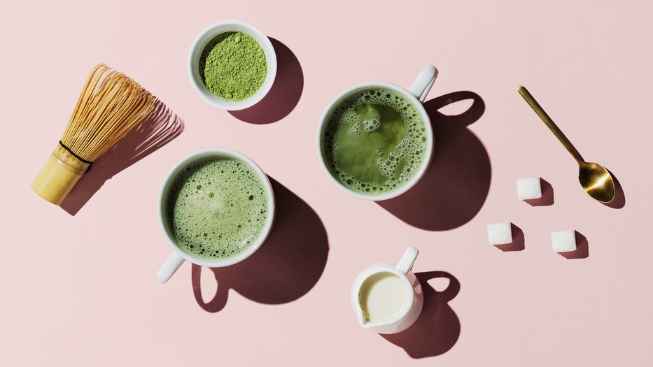 Mi az a matcha? Egy olyan speciálisan termesztett és porrá őrölt zöld tea, ami igazi vitaminbomba a testednek, ráadásul remek koffeinforrás