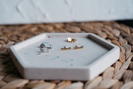 A Mirc Jewellery ékszerei közül az egyik legnépszerűbbek a Balatont ábrázoló darabok