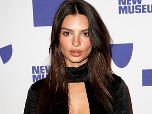 Húha! Látnod kell Emily Ratajkowski rózsaszín haját!