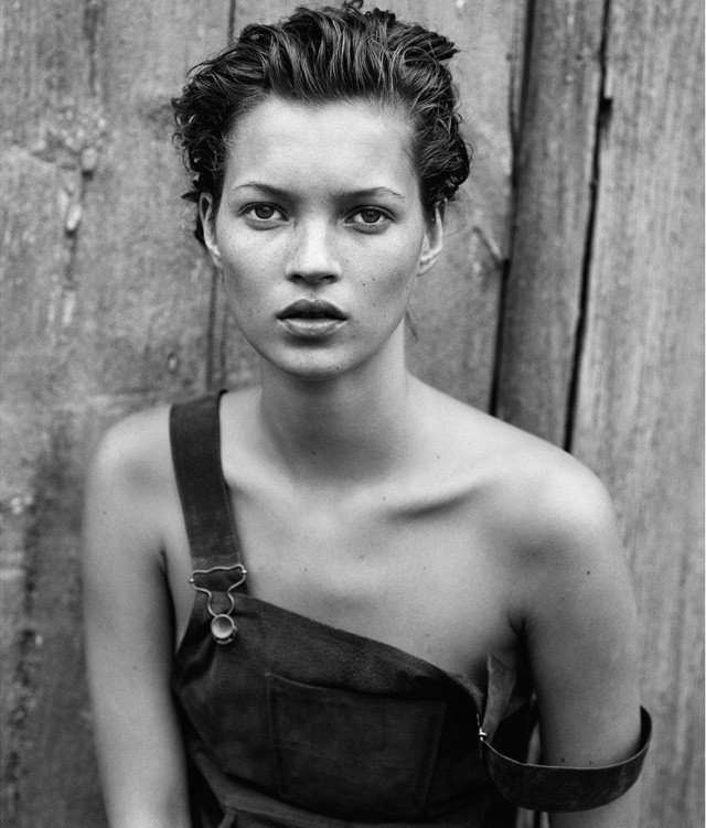Kedvenc modelljeivel évtizedes munkakapcsolat kötötte össze, Kate Moss híres fotóját 1994-ben készítette New Yorkban.
