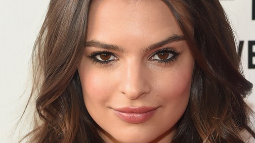 Valaki vegyen már egy tisztességes fürdőruhát Emily Ratajkowskinak, mert nincs neki...