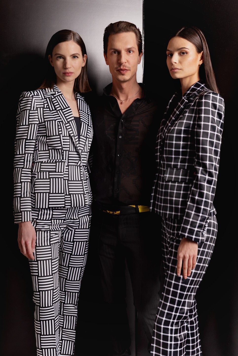 Lakatos Sándor divattervező a női kollekciójának darabjait viselő modellekkel