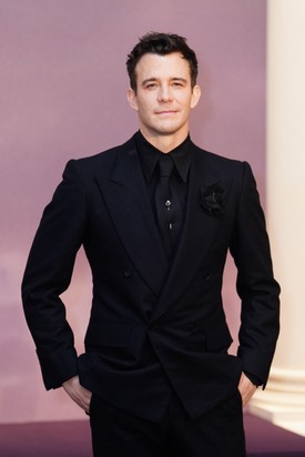 Luke Thompson, azaz Benedict Bridgerton a való életben 37 éves. 