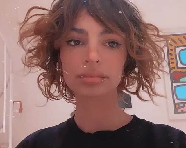 Hű: Emily Ratajkowski elég furcsán nézne ki rövid göndör hajjal