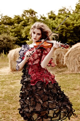 Elhúzzuk kedvenc nótádat! Janette: Fodros merevítős ruha DORA ABODI www.doraabodi.com