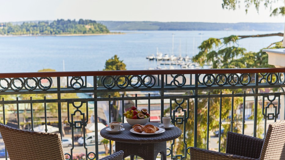 Reggeli a teraszon, a tengerre nézve? Hat óra alatt ott lehettek egy romantikus hétvégére, de akár a nászutatokat is tervezhetitek ide!