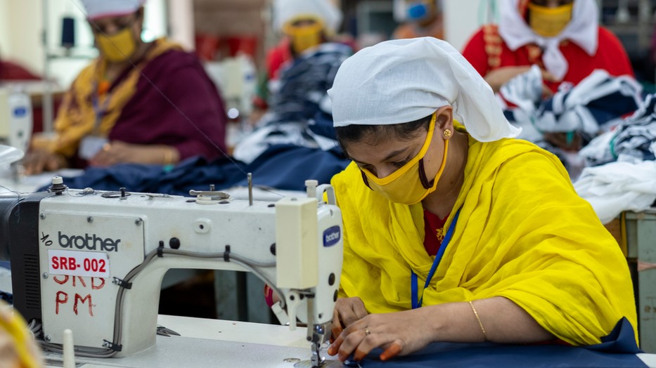 A divatiparban dolgozók legtöbbször nem keresnek eleget ahhoz, hogy egy emberhez méltó életet élhessenek, iskolába járathassák a gyerekeiket. Segíts, hogy változzon a helyzet! Fotó: Fair Wear Foundation – fairwear.org