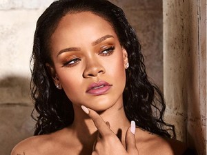 Rihanna testét tetőtől talpig arany borítja: dögös fotókon mutatta meg bájait