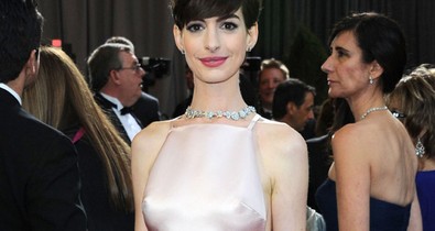 Oscar-rejtély: Anne Hathaway Amanda Seyfried miatt dobta Valentinót