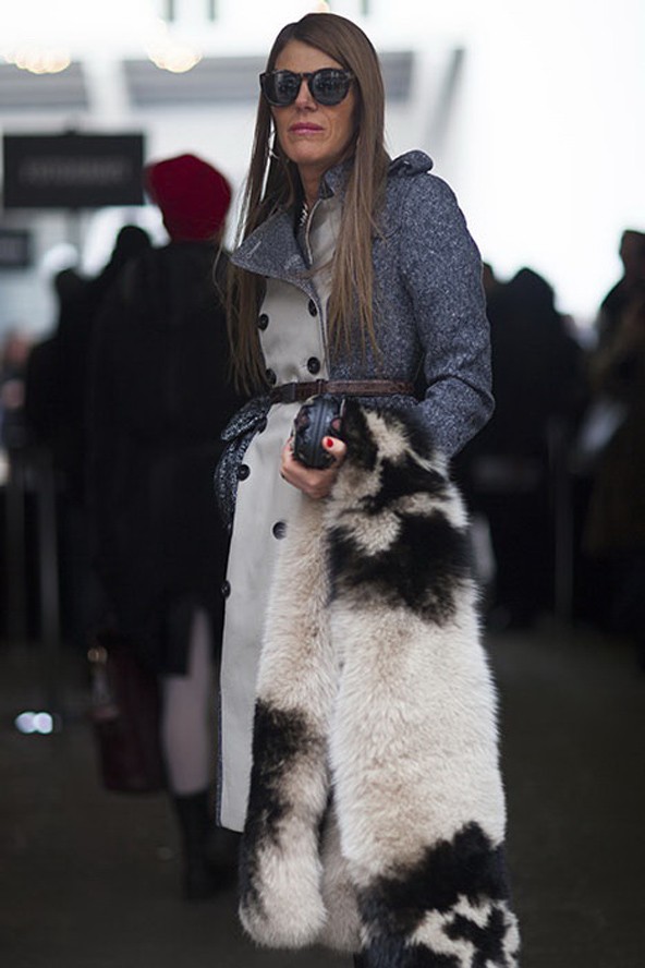 Anna Dello Russo már csak divatból is hord magánál egy nagy szőrmegallért.