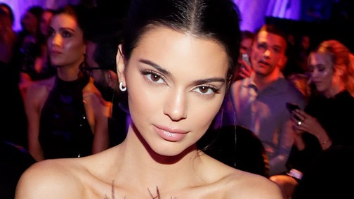 Mi fázunk helyette: Kendall Jenner a hóban, egy szál bikiniben szexizik