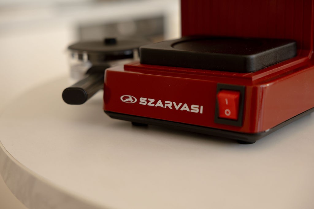 Az eldobható háztartási eszközök korában, amikor évente, kétévente új dolgokat kell venned, felüdülés lesz ez a tartós, javítható befektetésed: a Szarvasi kávéfőző a konyhád tartós, megbízható darabja lesz